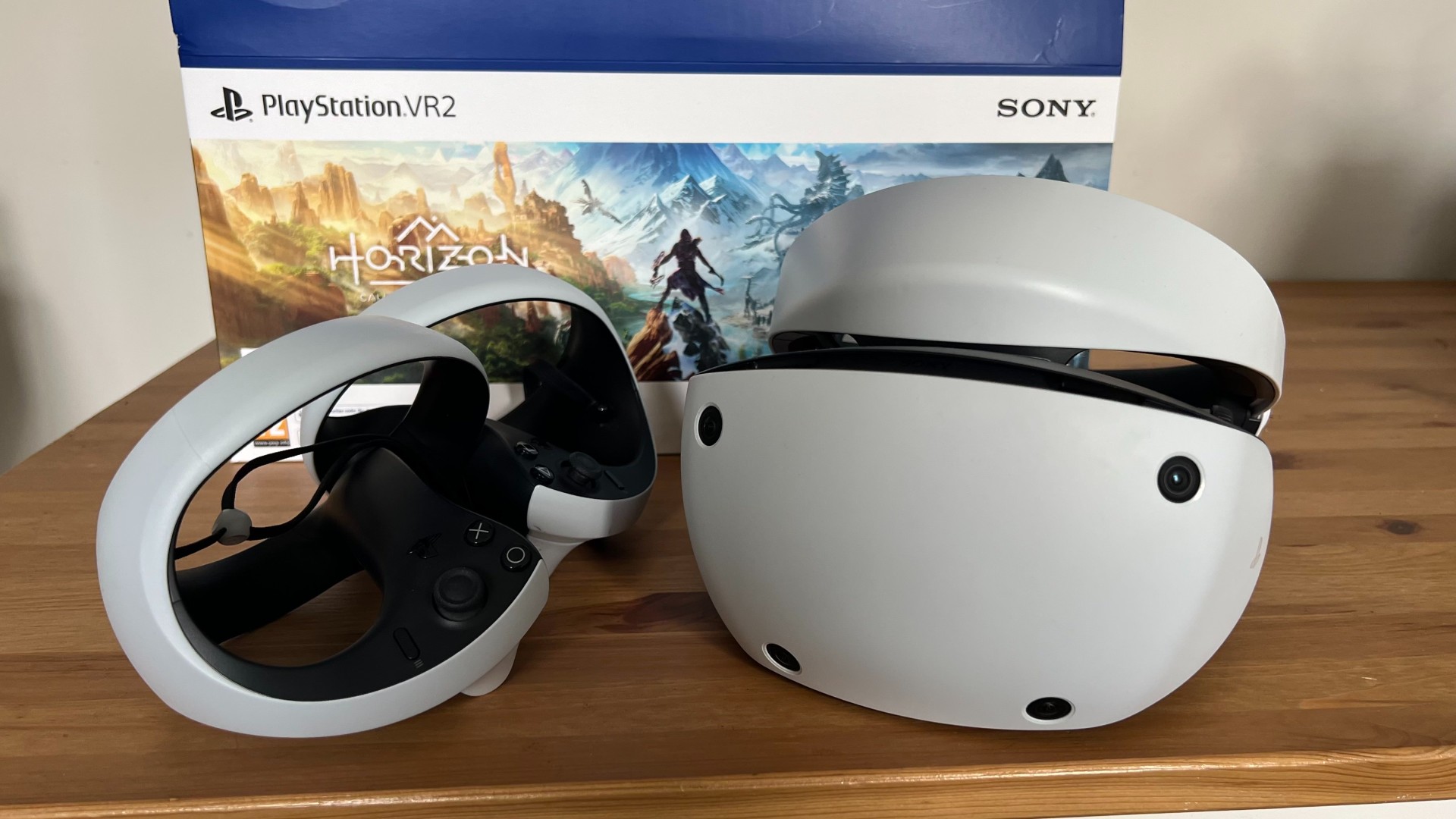 PSVR2 - Nahaufnahme des VR-Headsets und der Controller.