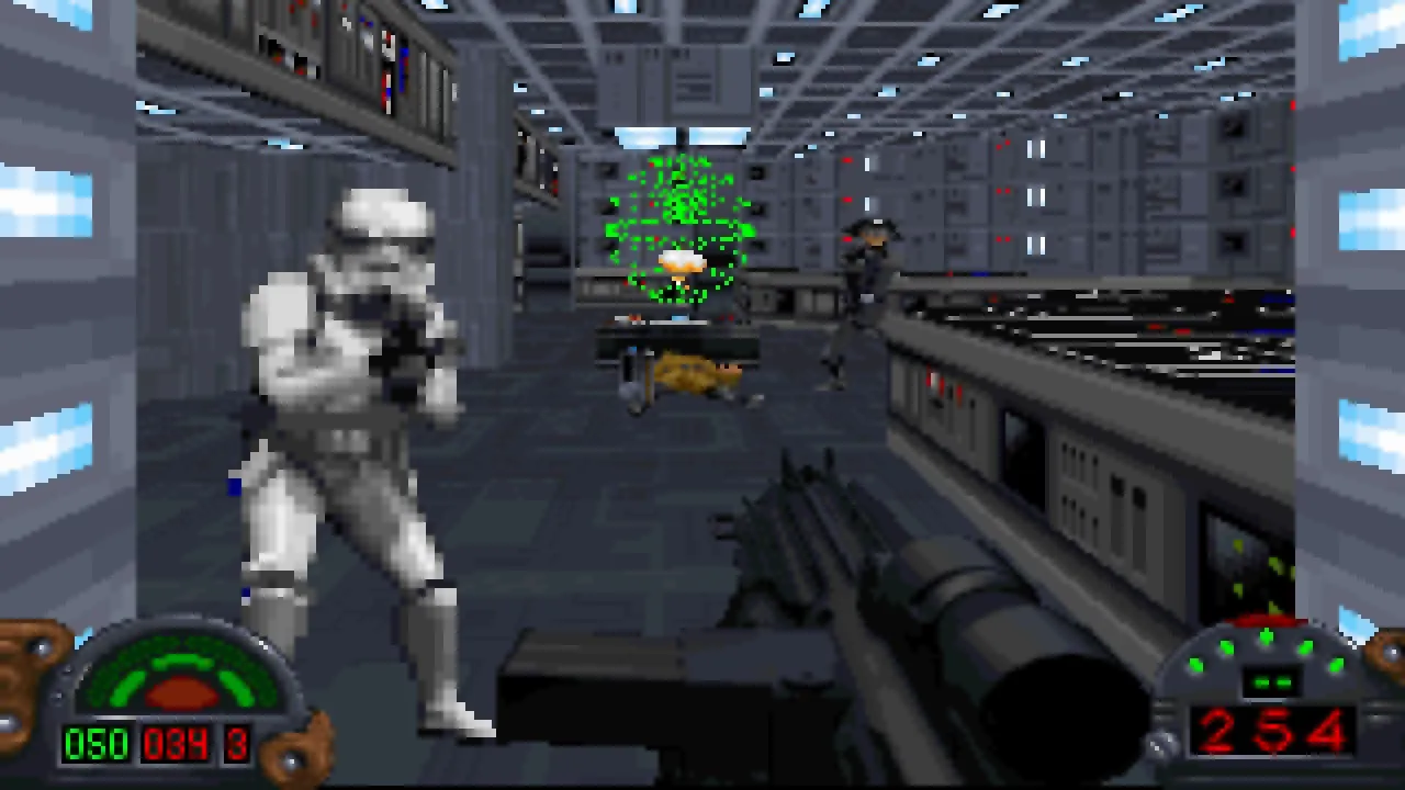 Still aus dem Videospiel Star Wars: Dark Forces. Der Raum ist ein futuristischer Computerraum, der im 2,5D-Pixel-Art-Stil gestaltet ist. Du hältst eine große Waffe und schießt auf einen Gegner vor dir. Links steht ein Sturmtruppler. Am hinteren Ende des Raumes befindet sich ein Sternenkarten-Hologramm.