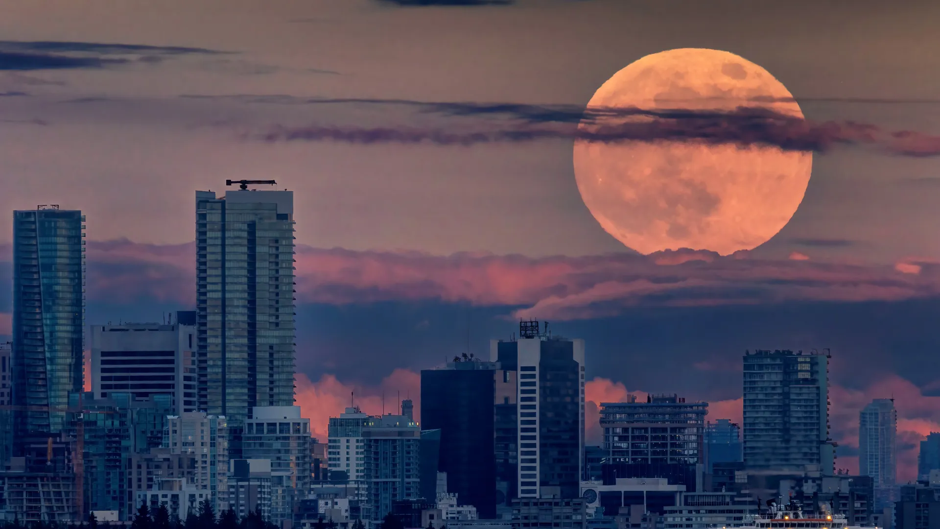 Supermond über der Skyline von Vancouver aufgehend.